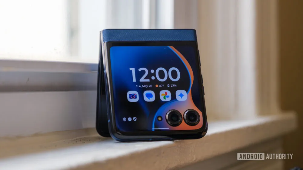 Не ведитесь на флип! 5 смартфонов мощнее и дешевле Galaxy Z Flip 7 картинка Motorola Razr