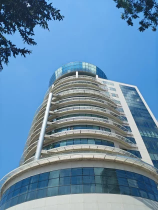 Обзор Motorola Razr Plus (2025): лучший складной телефон, который вы не заметите фото