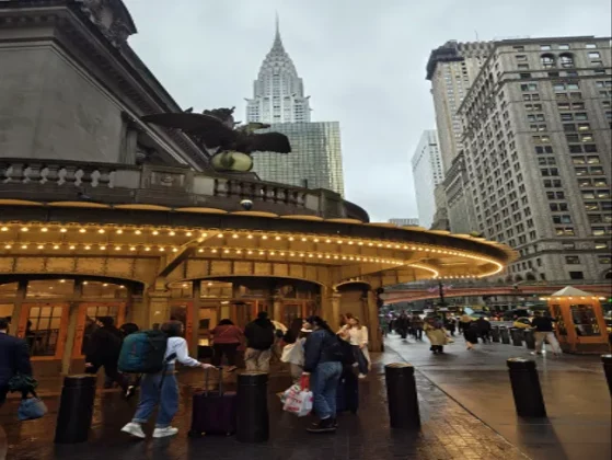 Обзор Razr Ultra 2025: стиль и содержание в одном флаконе фото