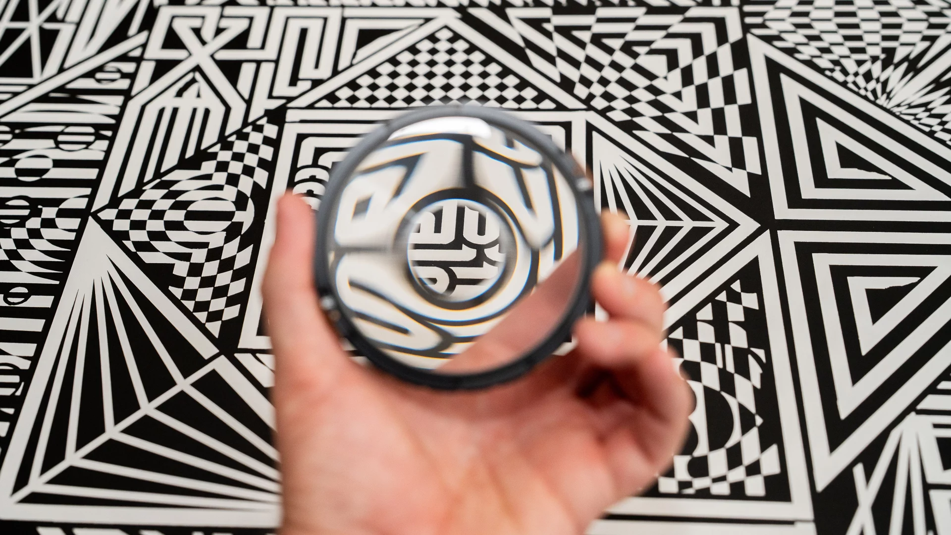 Норма — это скучно. Новый странный фильтр для объектива намеренно искажает фото, создавая психоделический эффект