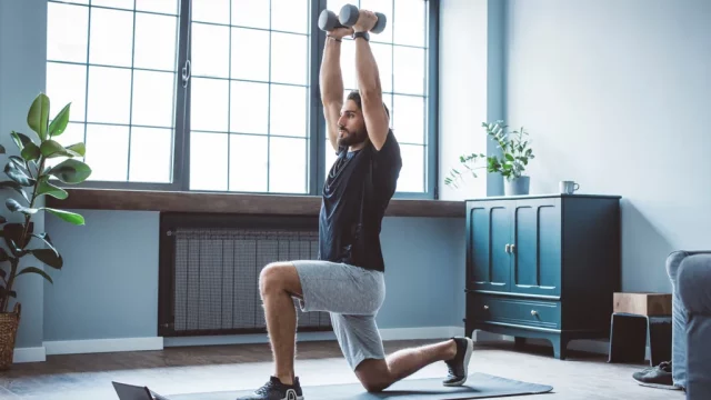 Мышечная масса дома: пять простых упражнений с гантелями вместо спортзала