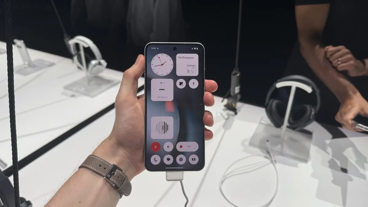 Скандально хорош: 3 причины, почему Phone 3 переиграл флагманы фото