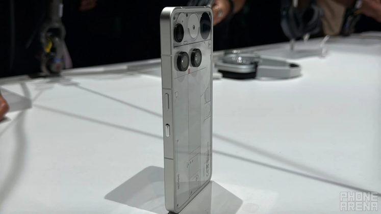 Nothing Phone (3) — самый необычный флагман на сегодняшний день, и это хорошо