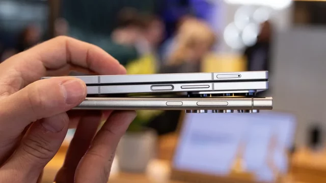 Октябрь может принести первый тройной складной телефон от Samsung, но грозный соперник, возможно, уже ждет