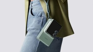 По мере того как телефоны-раскладушки становятся тоньше, этот аксессуар превращает их в кирпичи