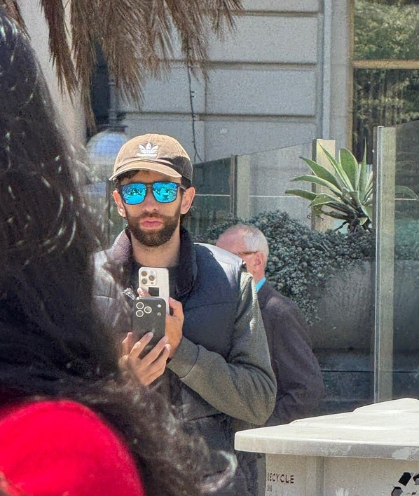 Apple пытается незаметно протестировать замаскированный iPhone 17 Pro в реальном мире