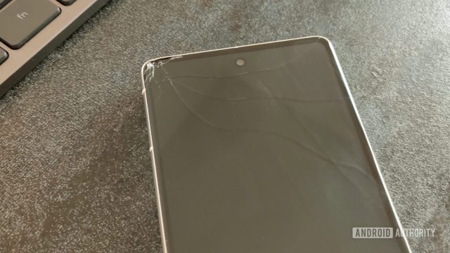 Я разбил свой Pixel без чехла, но отказываюсь учиться на своих ошибках