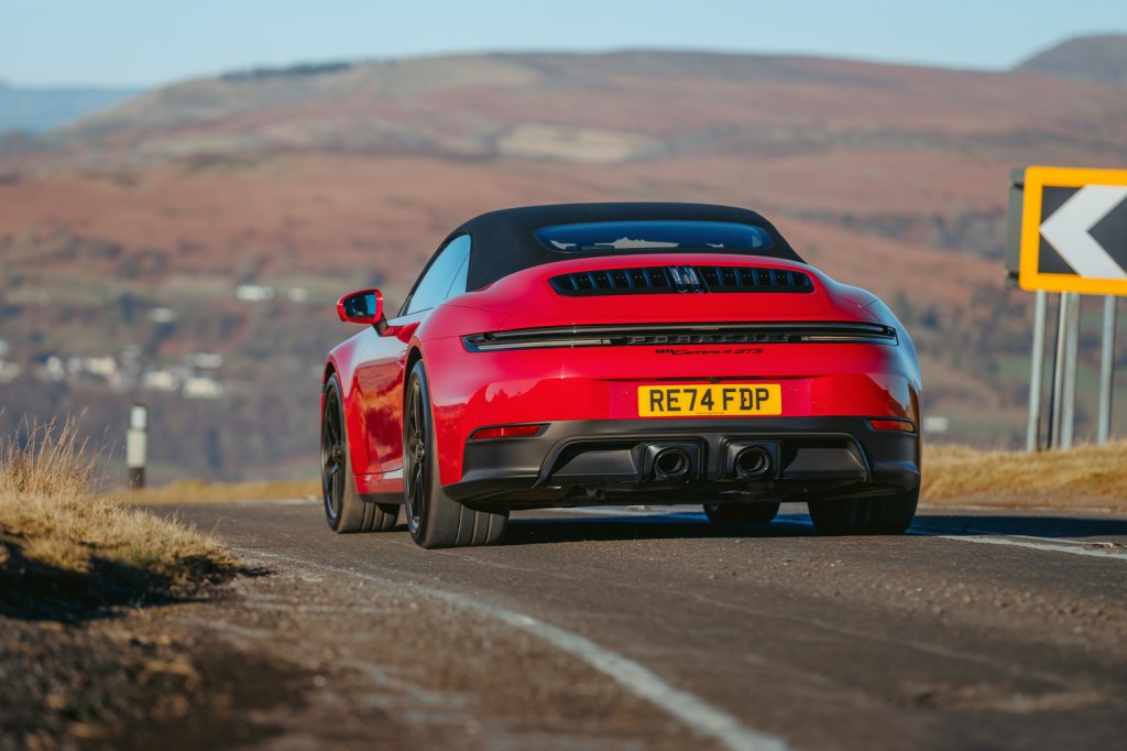 Porsche 911 GTS научил меня, что гибриды могут быть настоящим отрывом, когда захотят