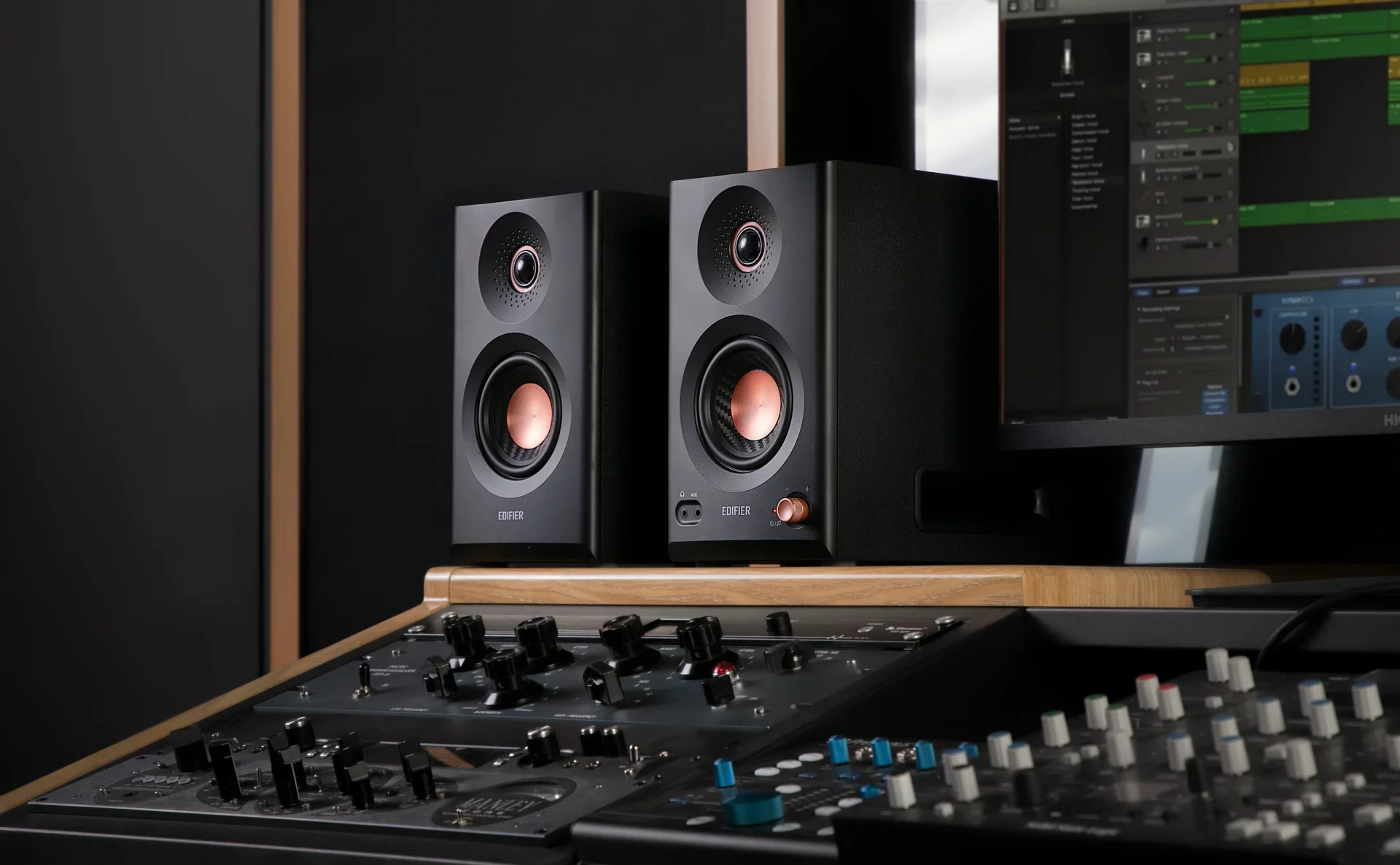 Тройная сила: Bluetooth 6.0 колонки Edifier с тремя усилителями картинка Тройная сила: Bluetooth 6.0 колонки Edifier с тремя усилителями