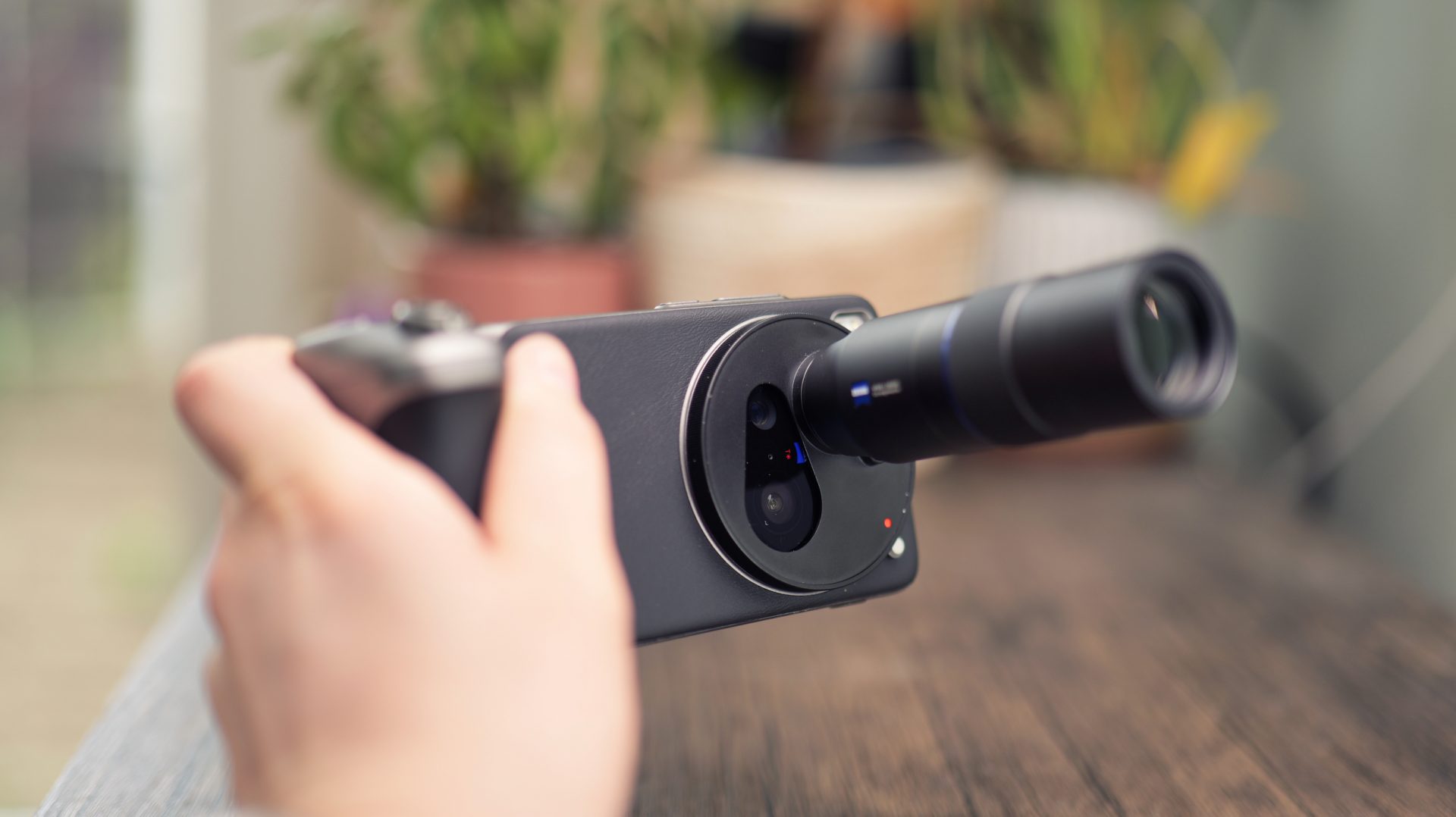 Vivo X300 Pro: свежая утечка информации о возможных характеристиках камеры