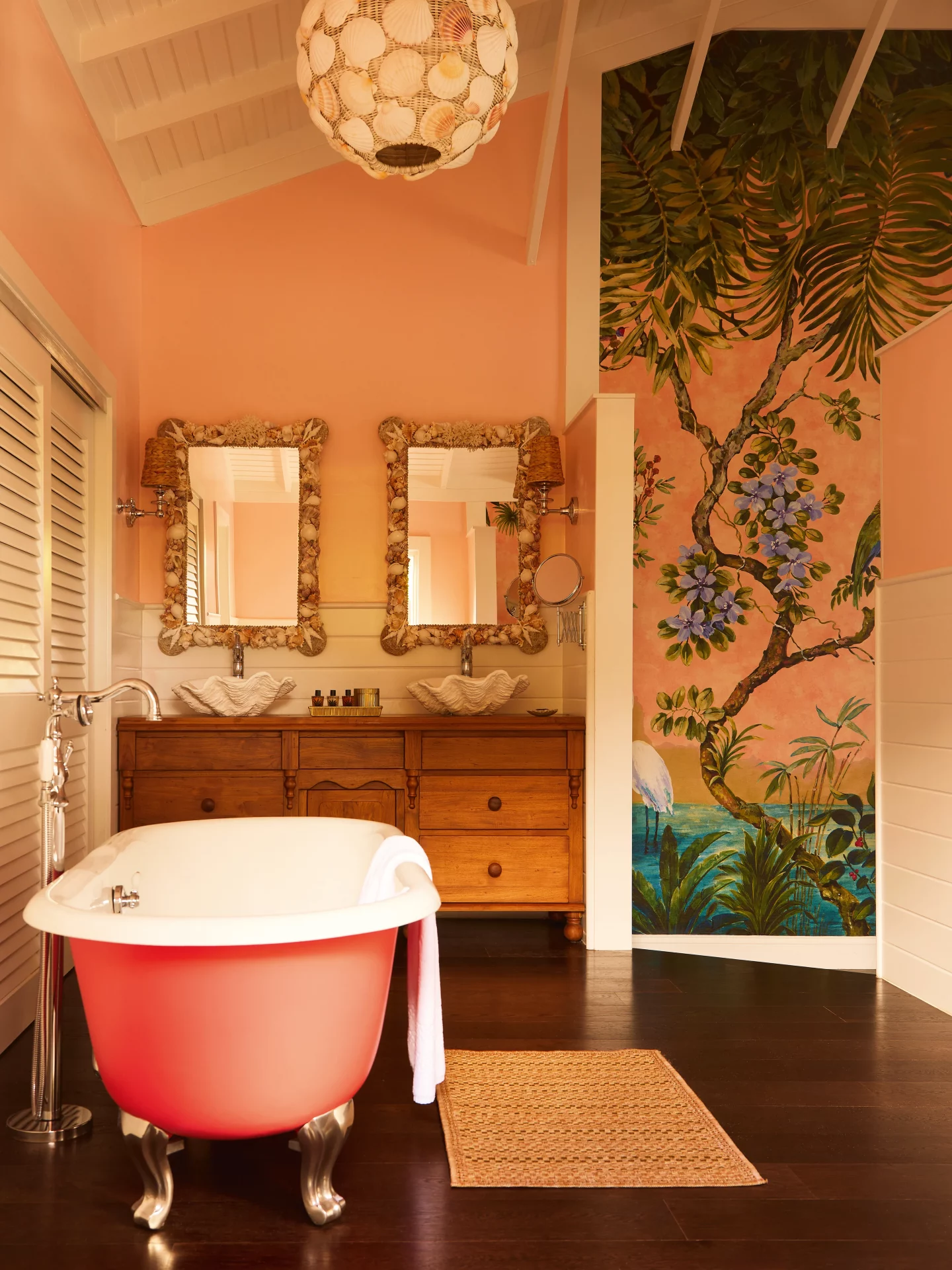 Легендарный отель на Багамах преобразился: новый гламурный облик Coral Sands