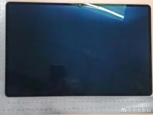 Samsung Galaxy Tab S11 Ultra замечен на реальном фото со скандальным дизайном