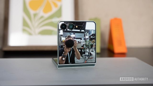 Apple случайно помогает продвигать новый складной телефон Samsung