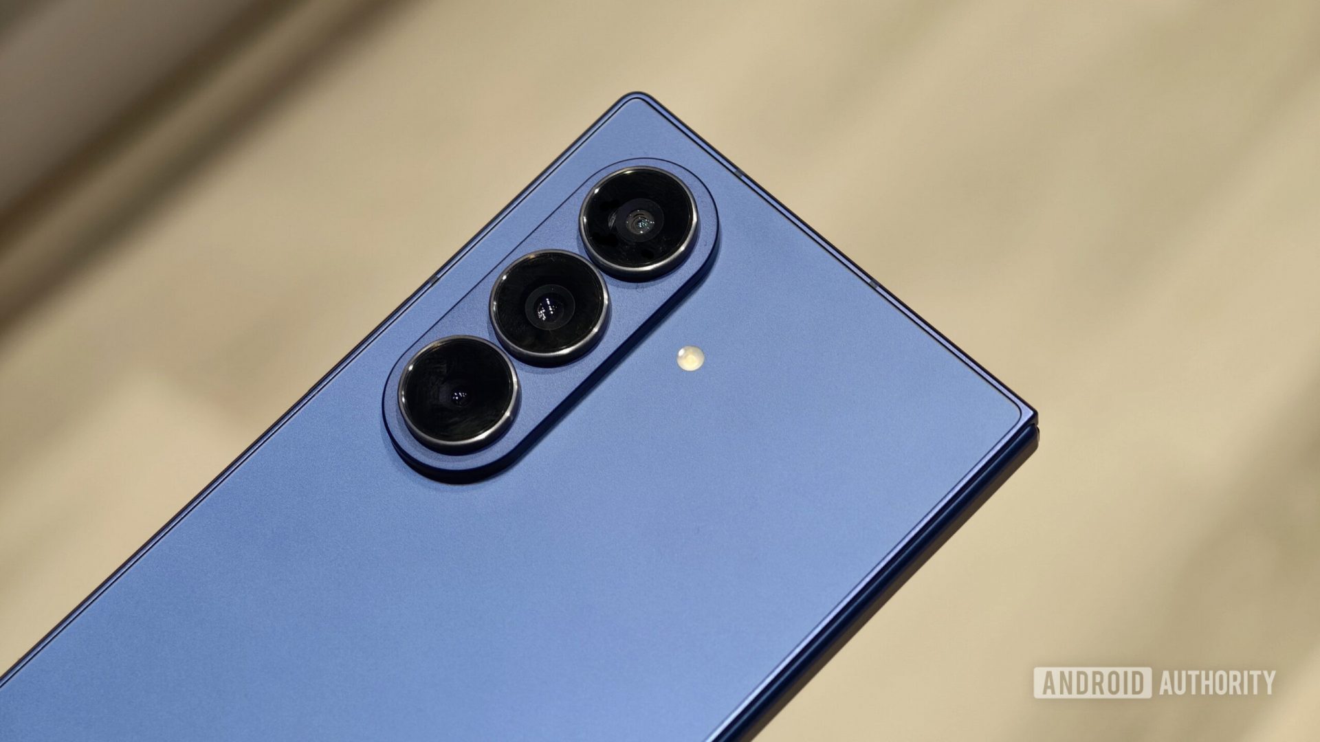 Galaxy Z Fold 7 наконец-то стал достаточно тонким. Вот что Samsung должна исправить в следующий раз картинка Galaxy Z Fold 7 наконец-то стал достаточно тонким. Вот что Samsung должна исправить в следующий раз