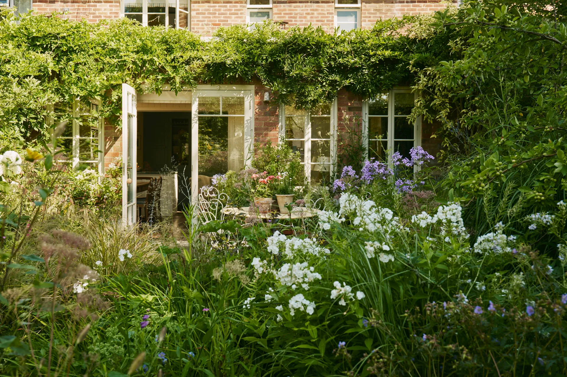 Идиллический городской коттедж дизайнера, где природа и интуиция определяют каждую деталь фото