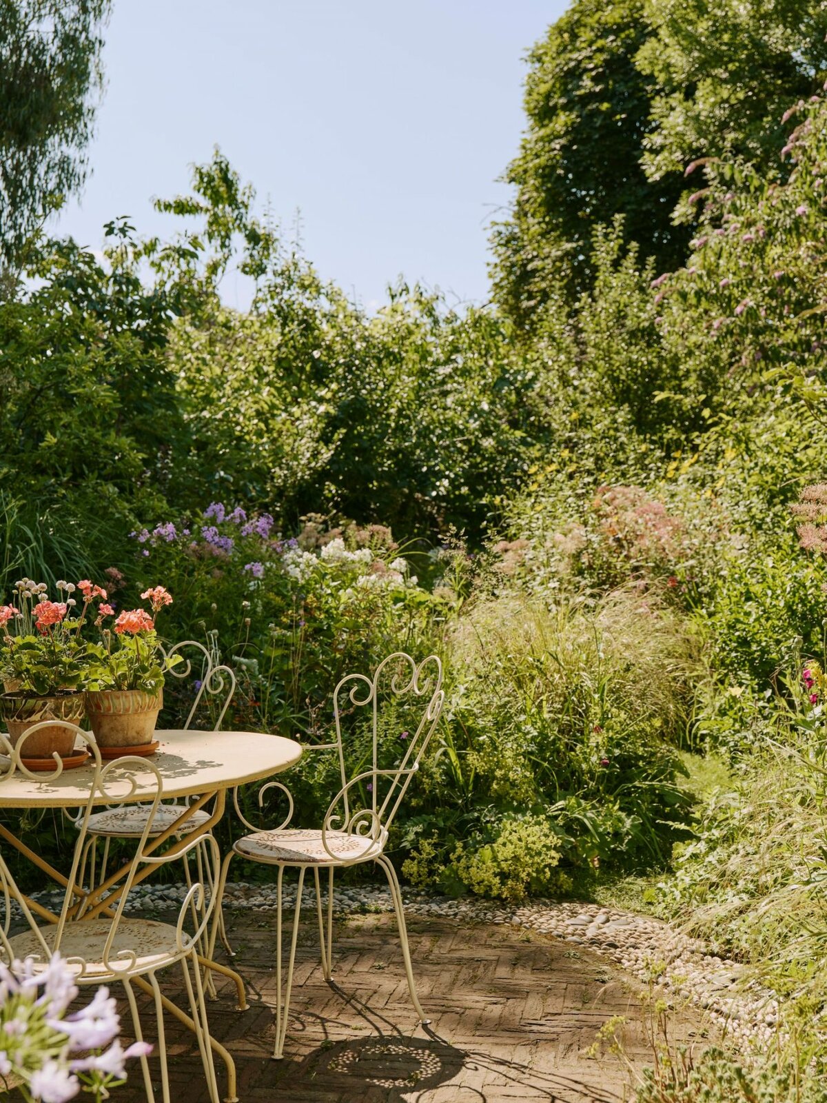 Идиллический городской коттедж дизайнера, где природа и интуиция определяют каждую деталь