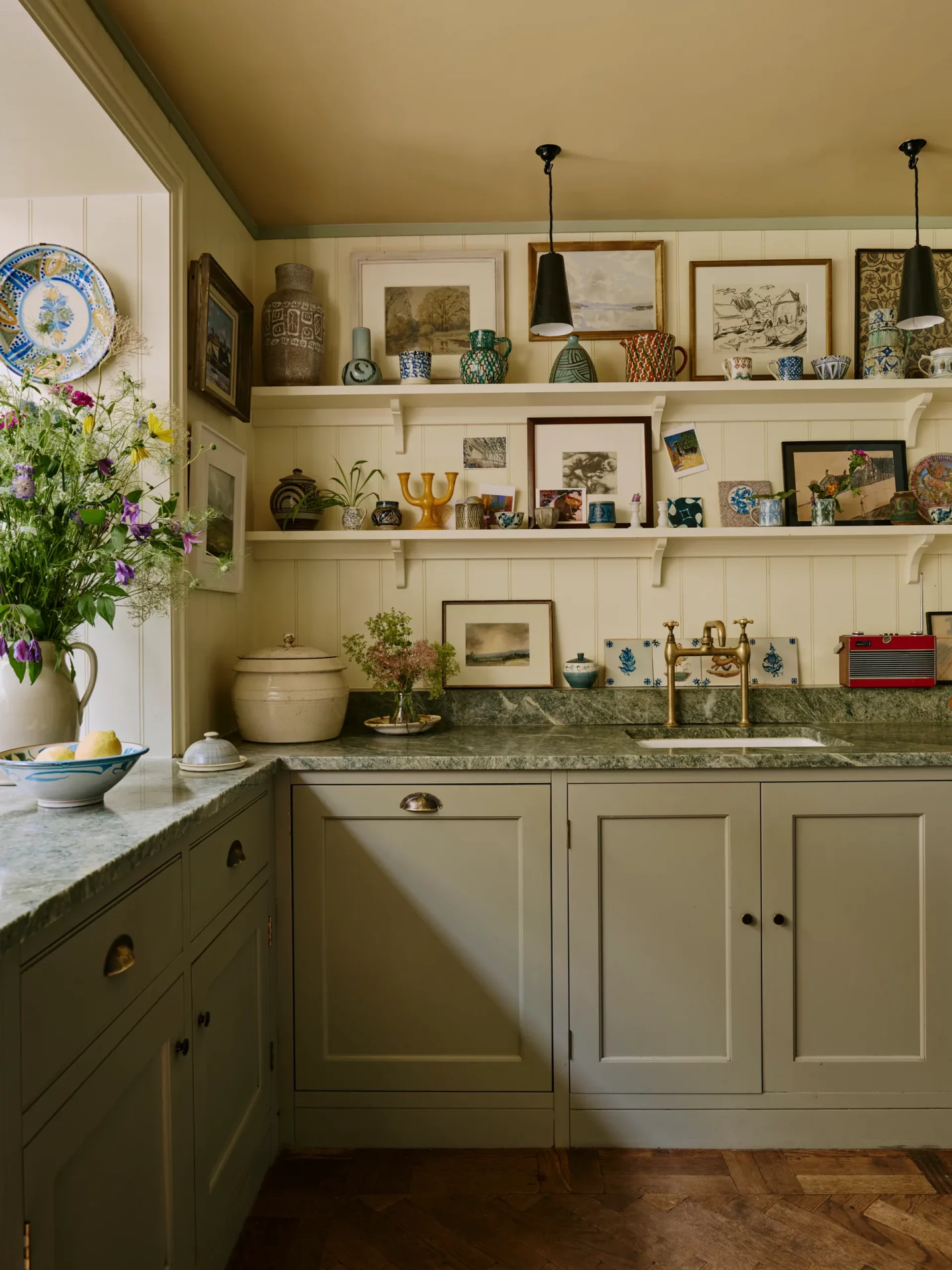 Идиллический городской коттедж дизайнера, где природа и интуиция определяют каждую деталь фото