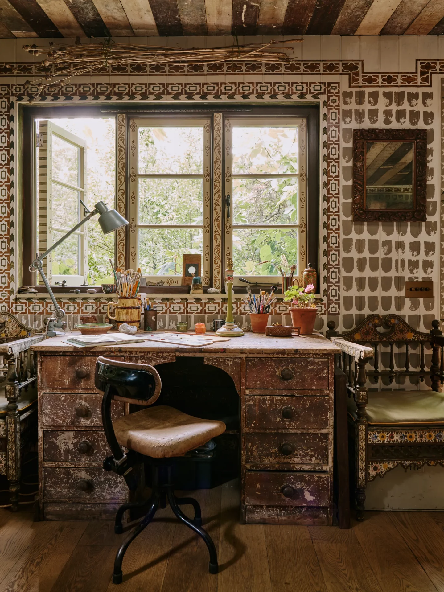 Идиллический городской коттедж дизайнера, где природа и интуиция определяют каждую деталь фото