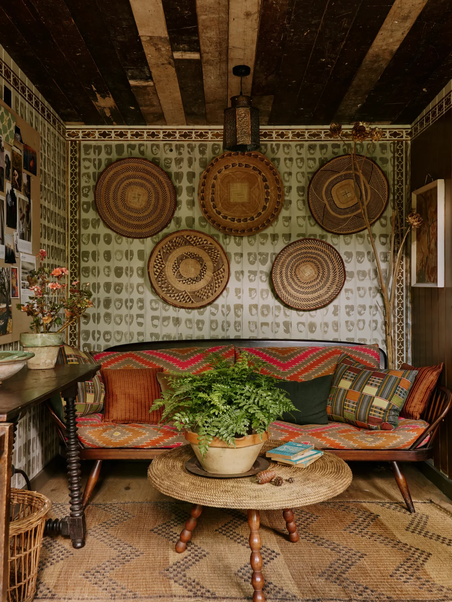 Идиллический городской коттедж дизайнера, где природа и интуиция определяют каждую деталь фото