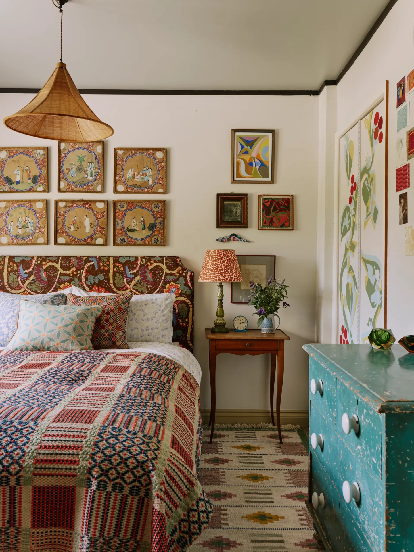 Идиллический городской коттедж дизайнера, где природа и интуиция определяют каждую деталь фото