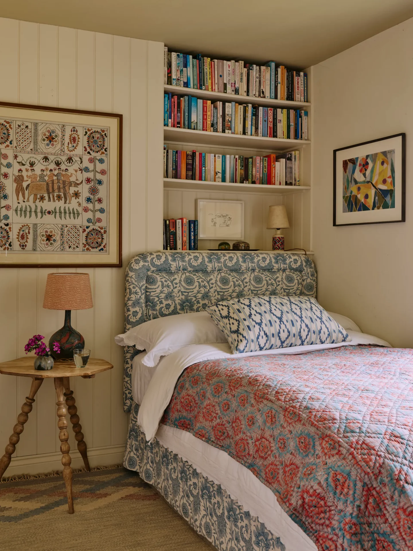 Идиллический городской коттедж дизайнера, где природа и интуиция определяют каждую деталь фото