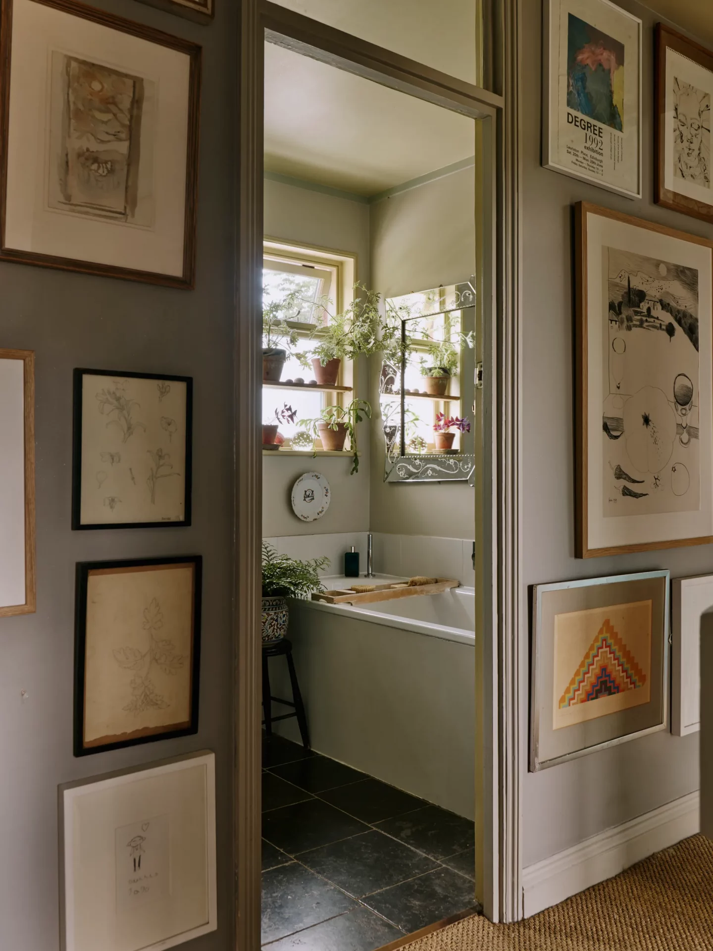 Идиллический городской коттедж дизайнера, где природа и интуиция определяют каждую деталь фото