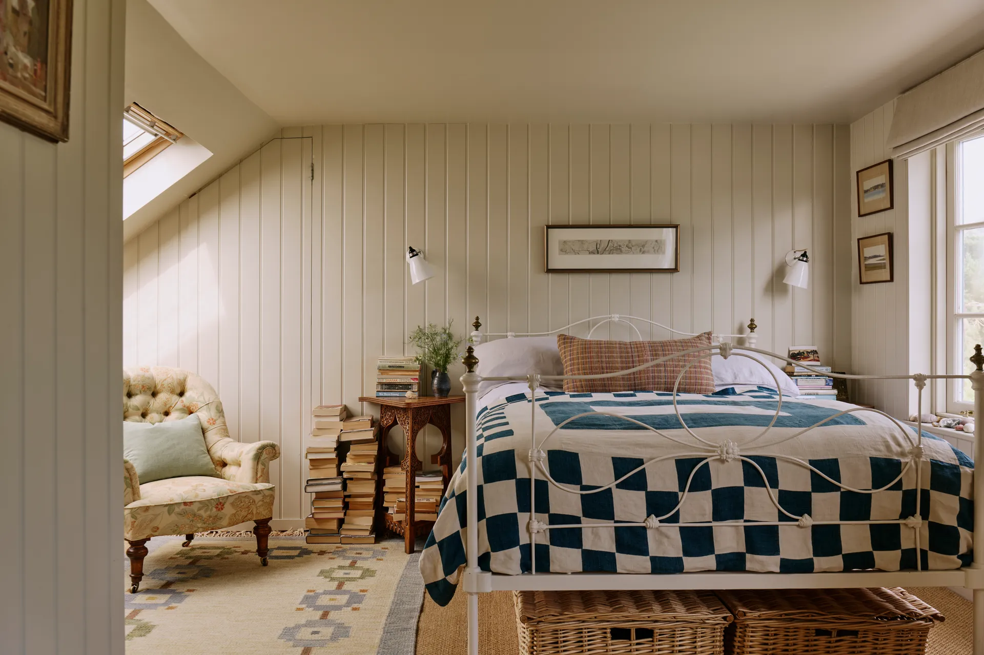 Идиллический городской коттедж дизайнера, где природа и интуиция определяют каждую деталь фото