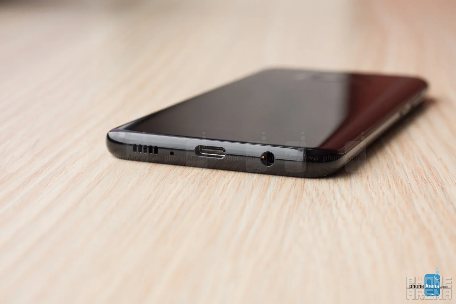 Наконец-то! Самая раздражающая фишка смартфонов ушла в прошлое картинка изогнутый экран смартфона