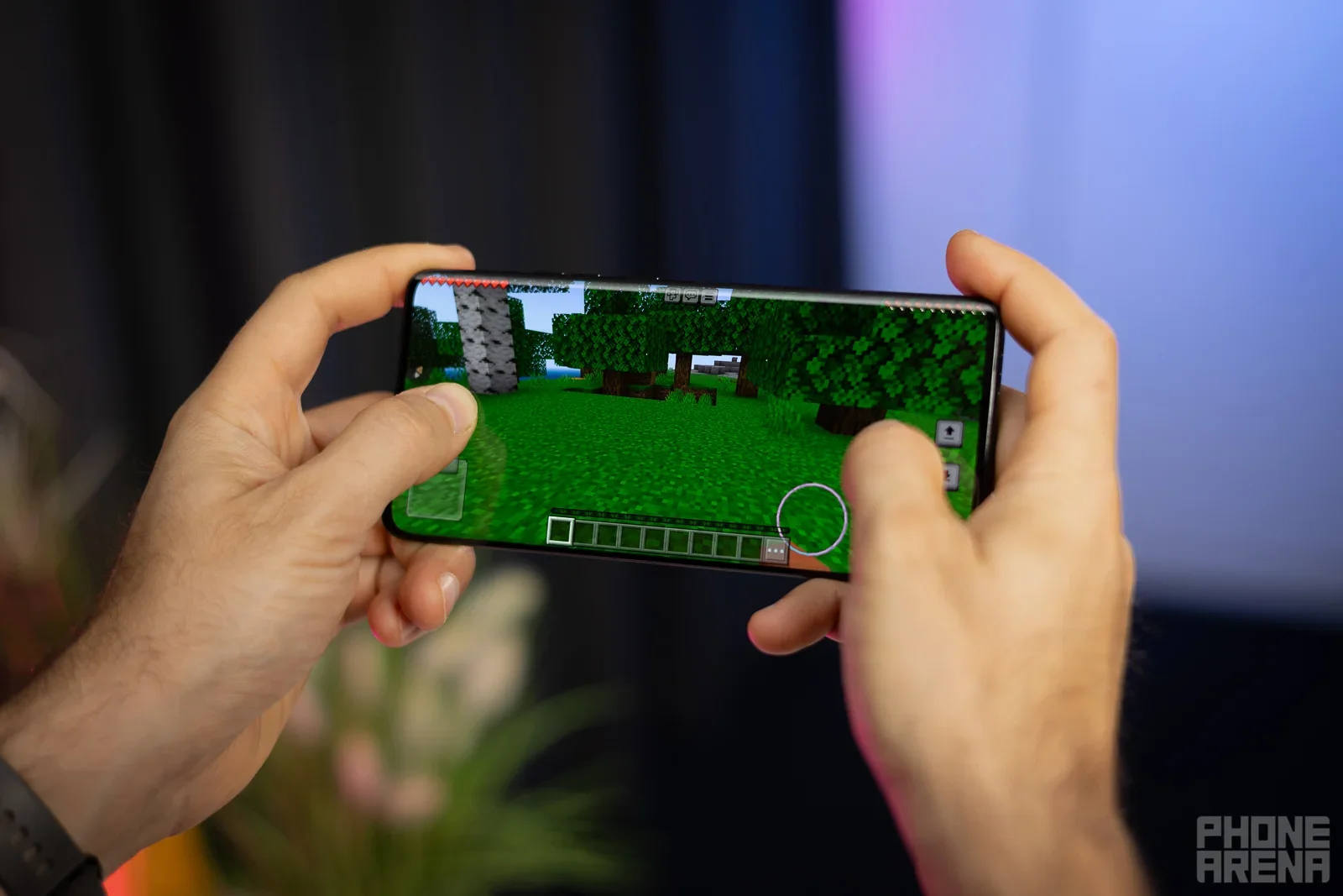 Наконец-то! Самая раздражающая фишка смартфонов ушла в прошлое картинка изогнутый экран смартфона