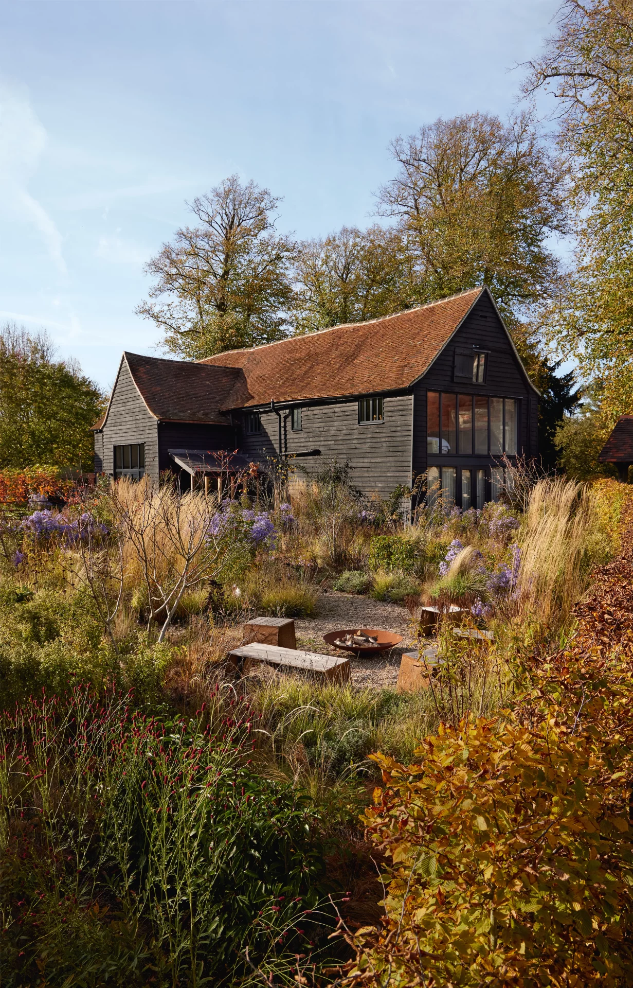 404172Элегантный натуралистичный сад в одной из самых живописных деревень Эссекса