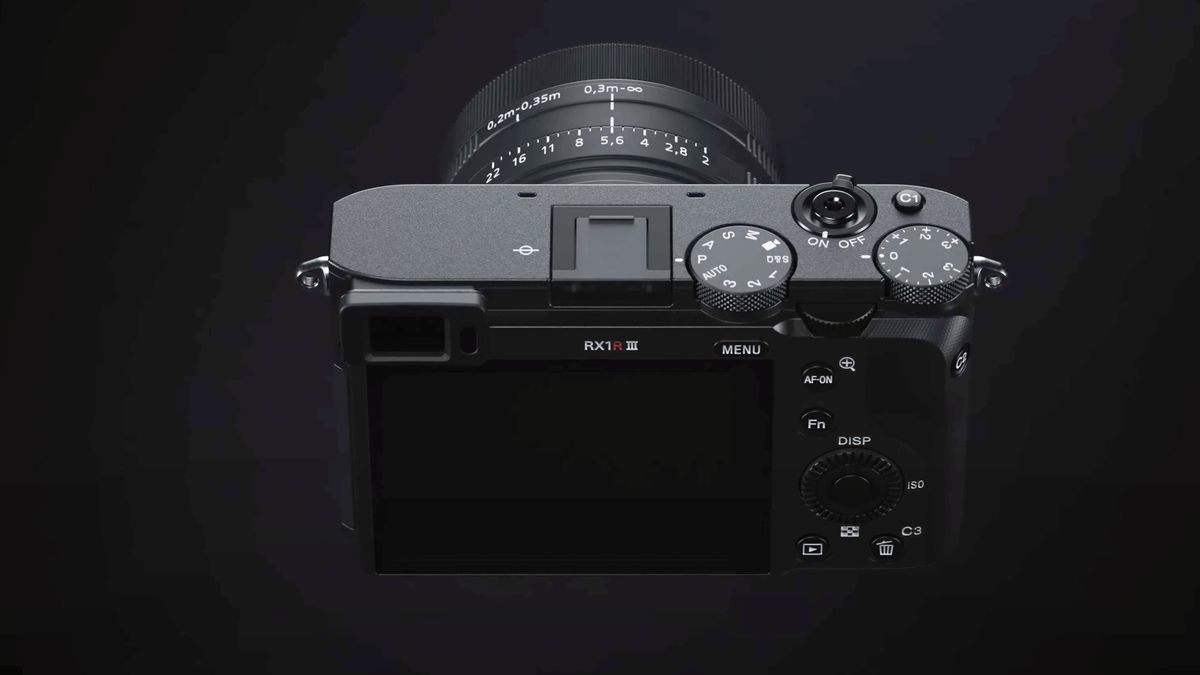 Sony затолкала свою топовую фототехнологию в нагло миниатюрную камеру RX1R III. Но чтобы достичь такой компактности, пришлось кое-чем пожертвовать. фото