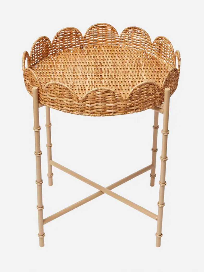 Круглый ротанговый поднос с фестонами на подставке