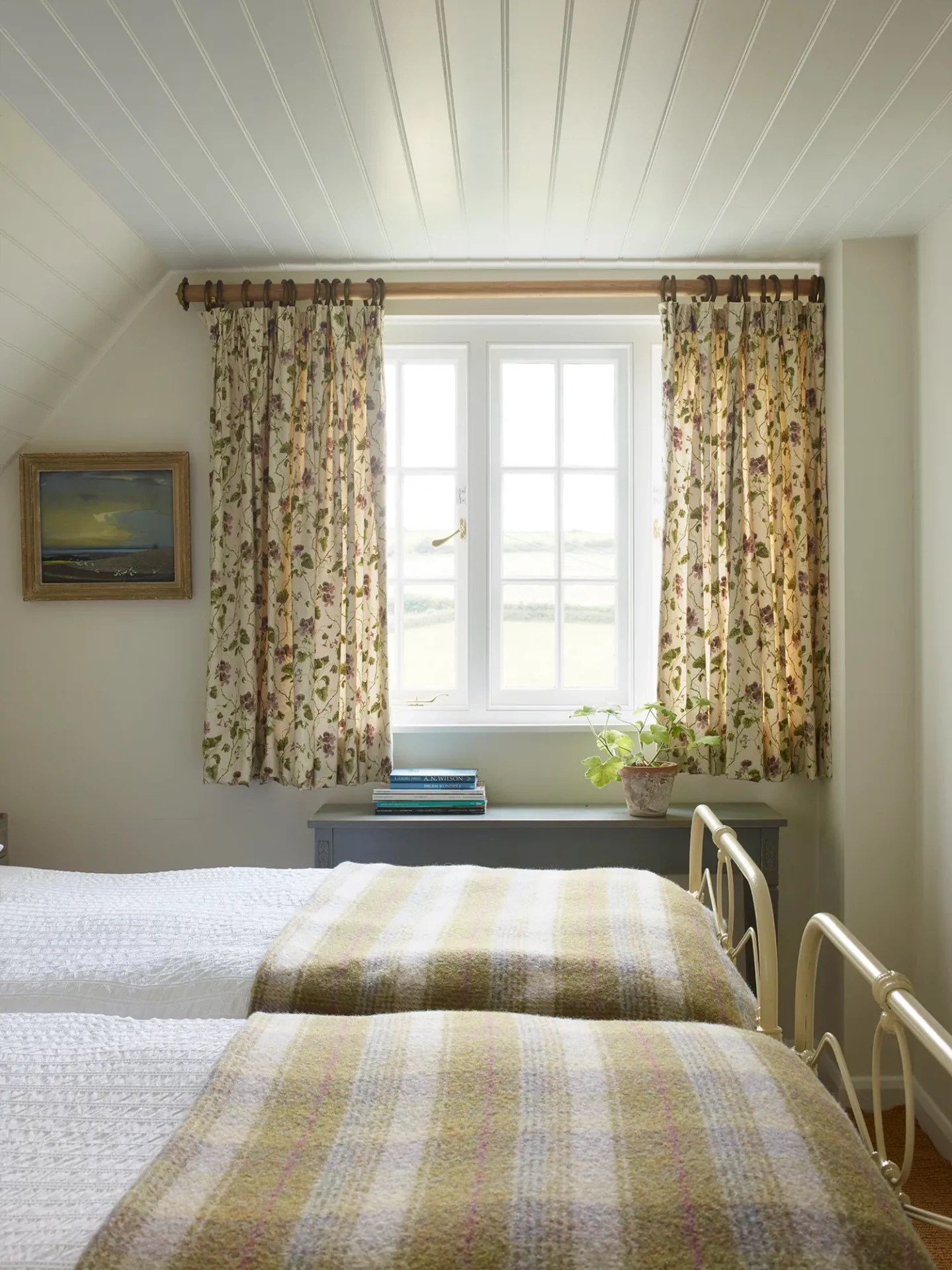 Сказочно красивый дом приходского священника на окраине деревни в Дорсете фото