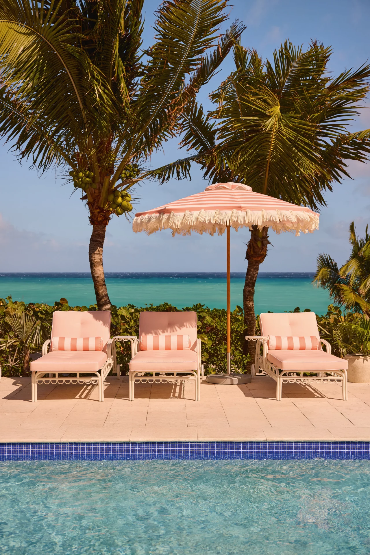 Легендарный отель на Багамах преобразился: новый гламурный облик Coral Sands