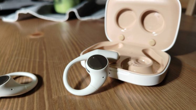 Honor Earbuds Open