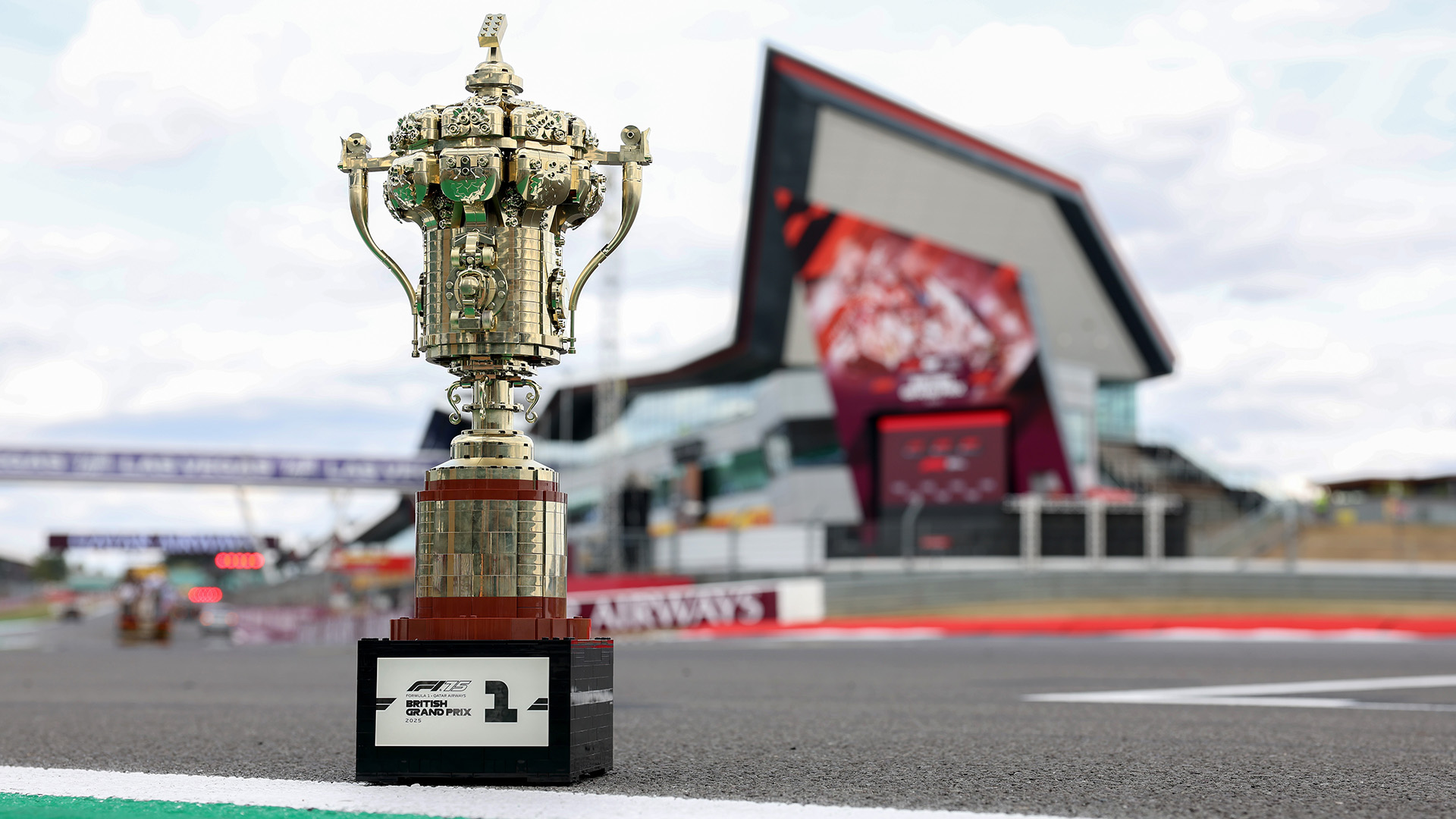 Победитель Гран-при Великобритании Формулы-1 Ландо Норрис только что поднял над головой кубок, сделанный из конструктора Lego, и это потрясающе