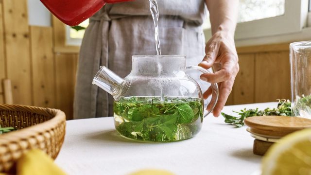 Я пила чай с мелиссой каждый день в течение недели, чтобы проверить, сможет ли он снизить стресс и улучшить пищеварение — вот мой вердикт