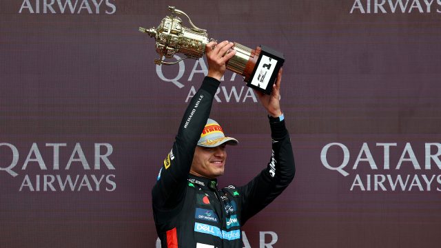 Победитель Гран-при Великобритании Формулы-1 Ландо Норрис только что поднял над головой кубок, сделанный из конструктора Lego, и это потрясающе