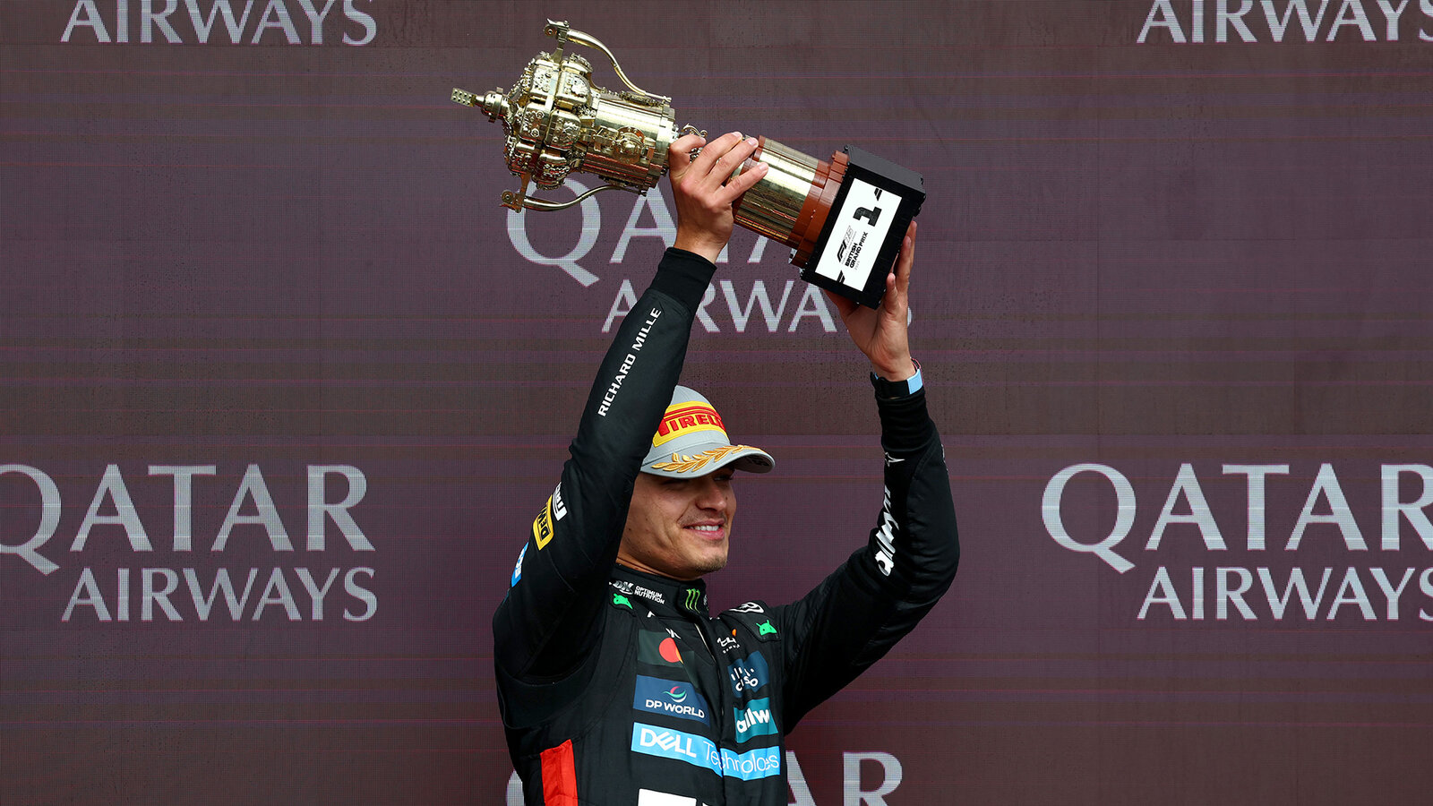 Победитель Гран-при Великобритании Формулы-1 Ландо Норрис только что поднял над головой кубок, сделанный из конструктора Lego, и это потрясающе