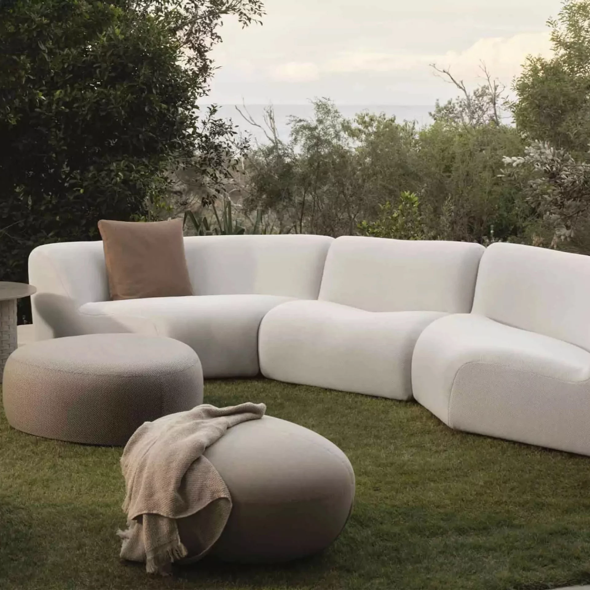 25 идей для уличной гостиной – превратите сад в роскошную зону отдыха картинка 24 идеи для уличной гостиной – стильный отдых в саду