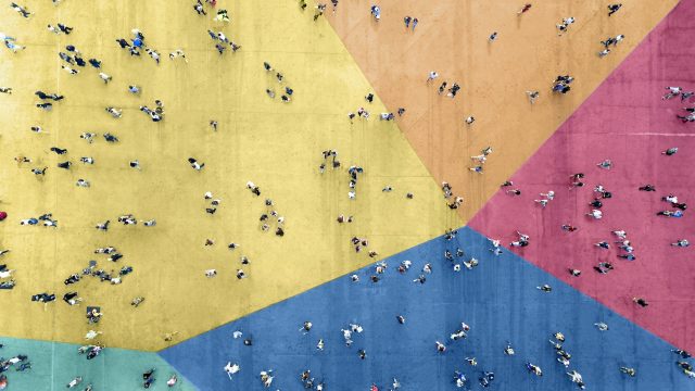 Математики решили сложную «проблему толпы», объясняющую, почему общественные места превращаются в хаос