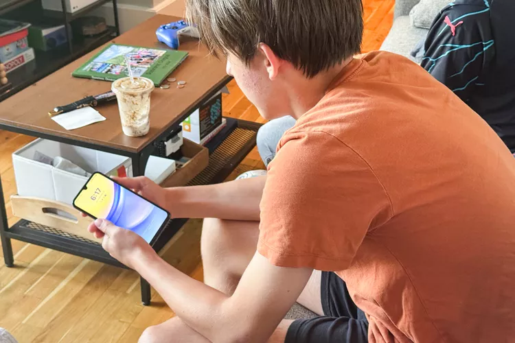 Лучшие телефоны для безопасности детей