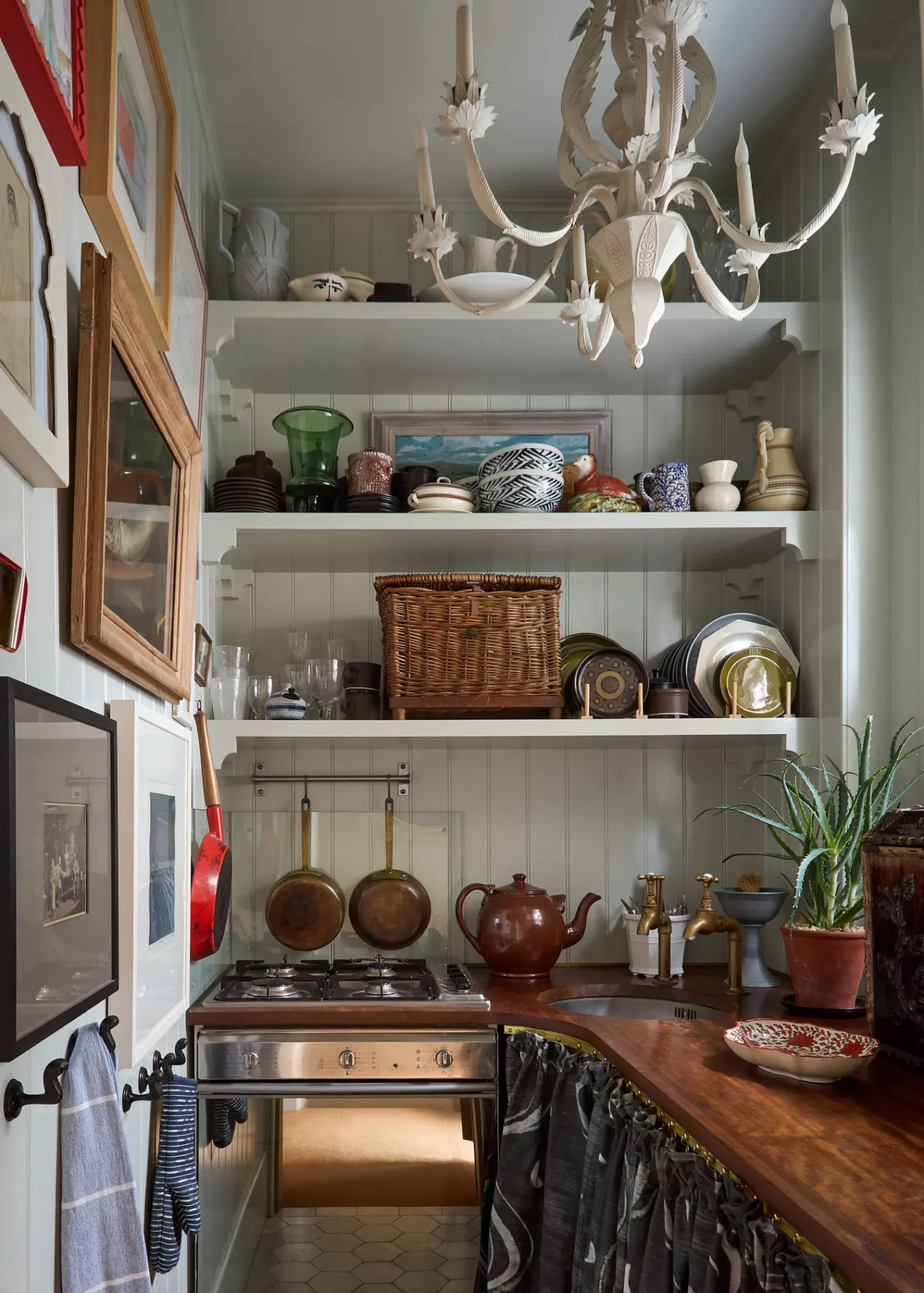 Искусство на кухне и в ванной: как превратить обычные комнаты в галереи