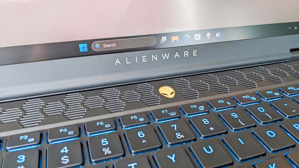 Alienware m16 R2-6