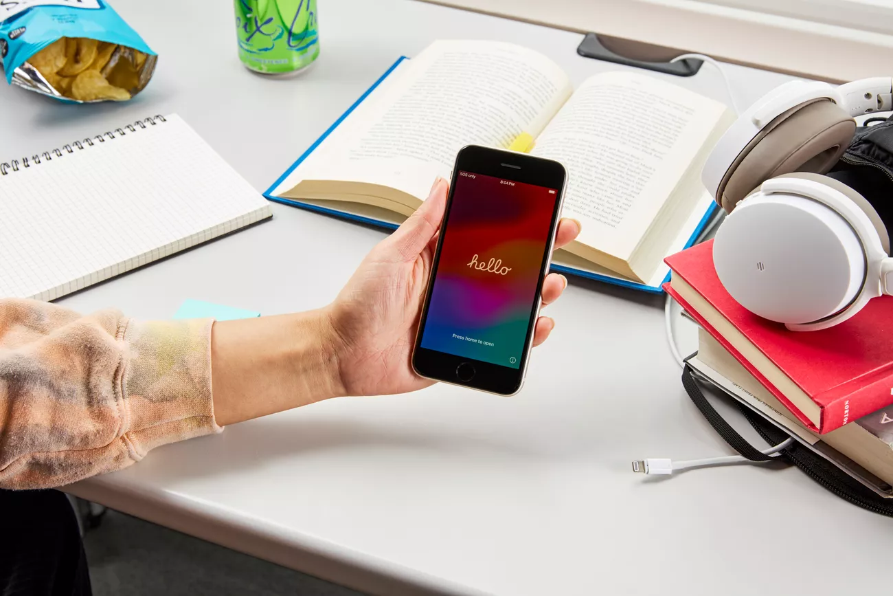 Apple iPhone SE (Gen 3)-2