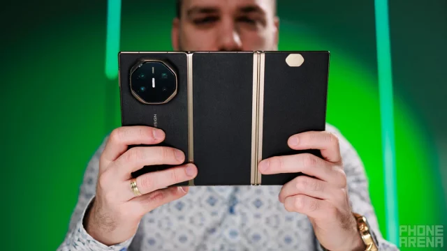 Before-the-iPhone-17-your-attention-will-be-stolen-by-the-new-triple-foldable-from-Huawei Революция от Huawei: тройной складной смартфон затмит анонс iPhone 17