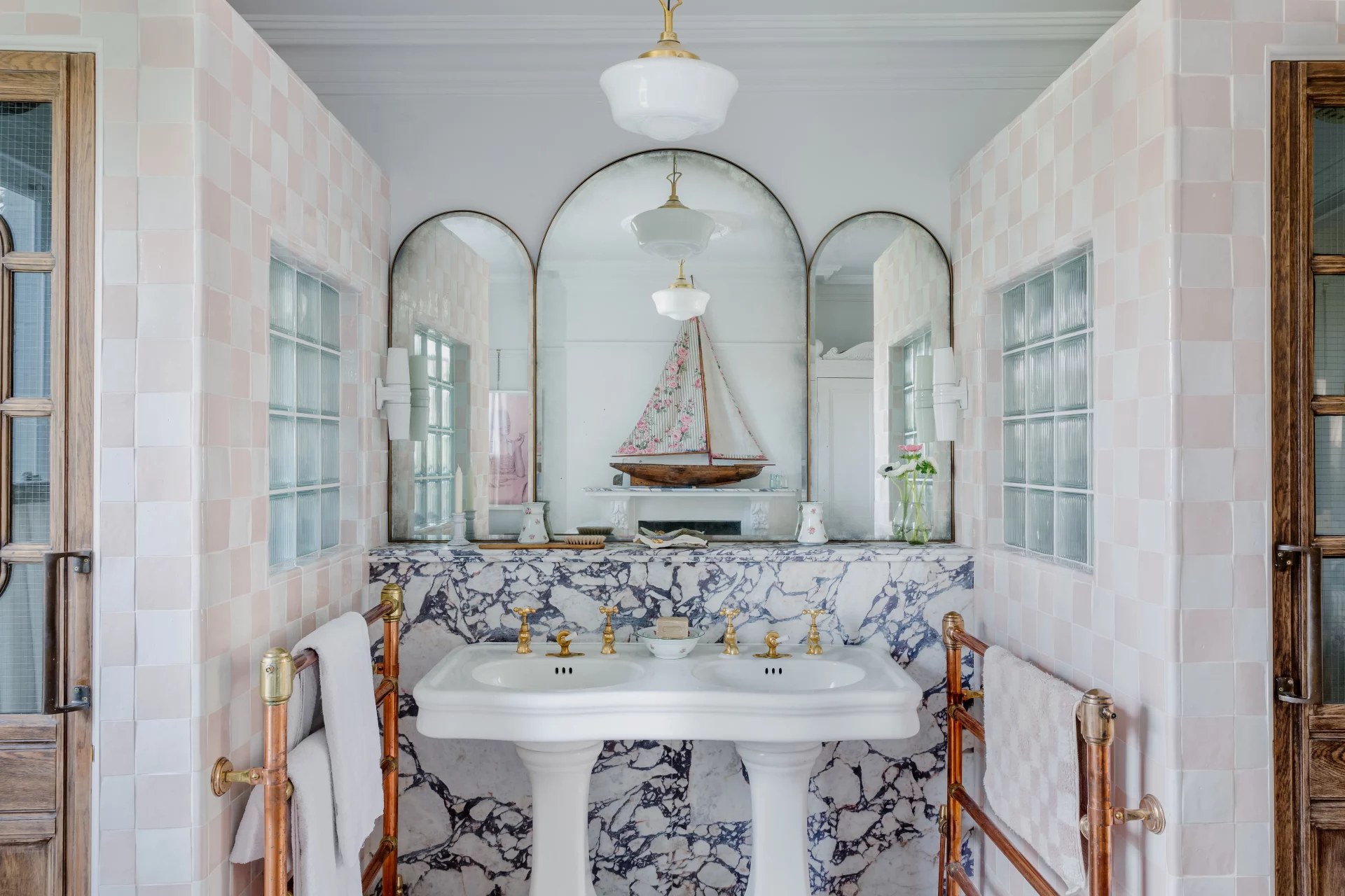 Искусство на кухне и в ванной: как превратить обычные комнаты в галереи