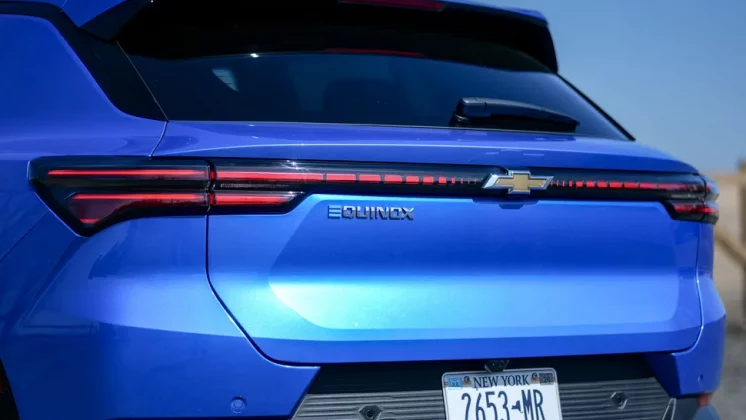Обзор Chevrolet Equinox EV LT 2025: все плюсы и минусы бюджетного электромобиля фото
