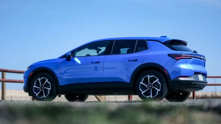 Обзор Chevrolet Equinox EV LT 2025: все плюсы и минусы бюджетного электромобиля фото