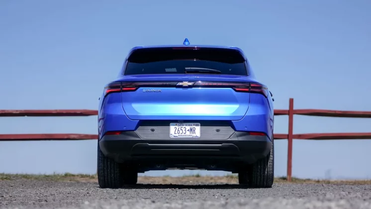 Обзор Chevrolet Equinox EV LT 2025: все плюсы и минусы бюджетного электромобиля фото